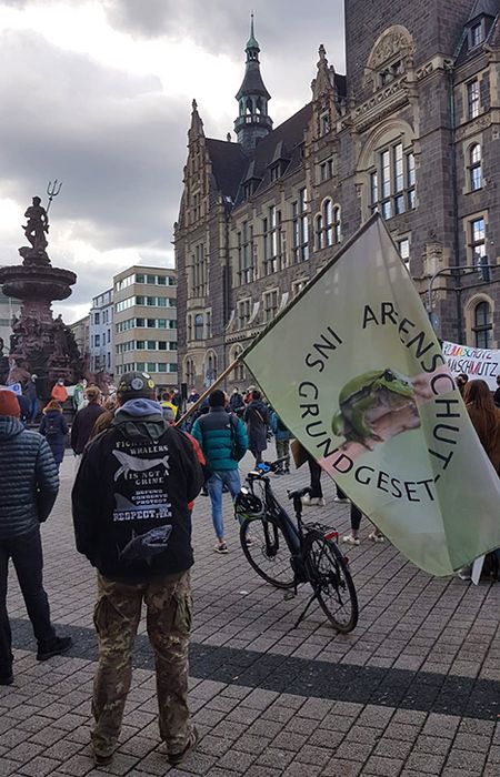 Menschen mit Schildern und Fahnen beim Klimastreik am 19.03.2021 vor dem Rathaus Wuppertal-Elberfeld