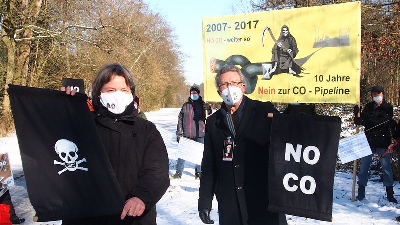 Zum Jahrestag -Planfeststellung CO-Pipeline wieder aktiv -coronagerecht - im Vordergrund Claudia Roth und Dieter Donner mit neuen Plakaten NO-CO