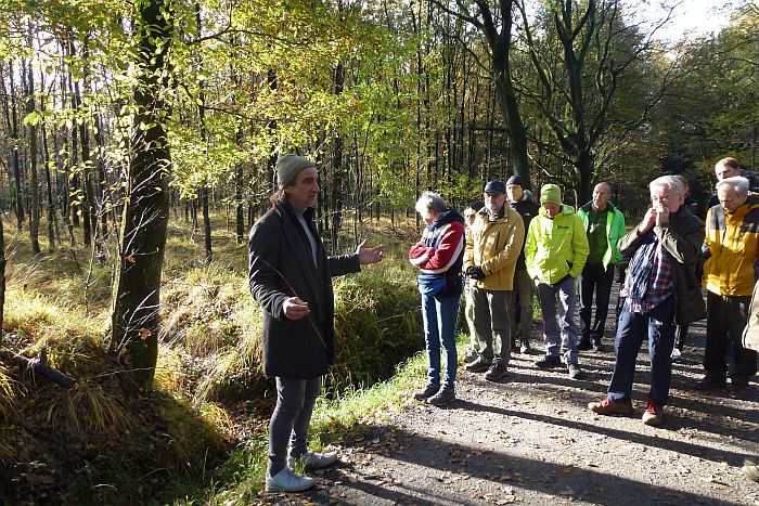 BUND Landesvorsitzender Holger Sticht vor einem entwässerten Moor im Hildener Stadtwald